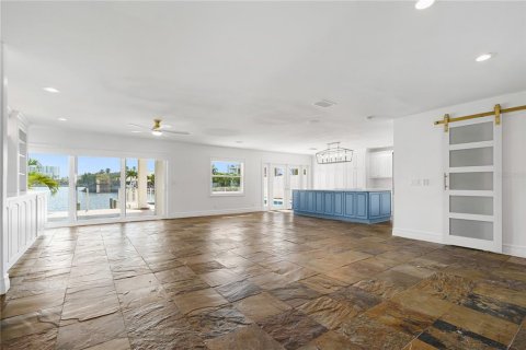 House in Tampa, Florida 3 bedrooms, 187.38 sq.m. № 2216005 - photo 4