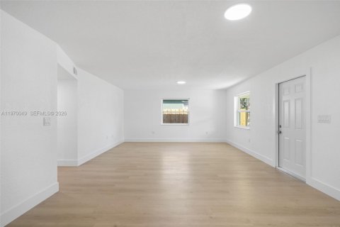 House in Hollywood, Florida 3 bedrooms, 119.84 sq.m. № 2031428 - photo 8