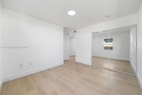 House in Hollywood, Florida 3 bedrooms, 119.84 sq.m. № 2031428 - photo 16