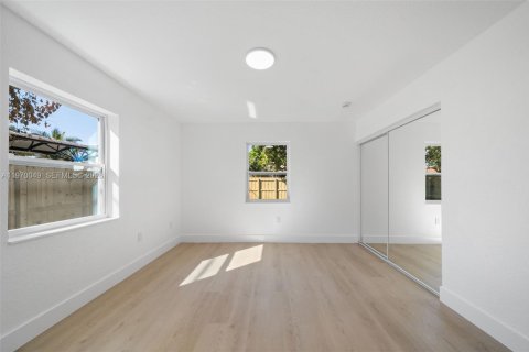 House in Hollywood, Florida 3 bedrooms, 119.84 sq.m. № 2031428 - photo 14