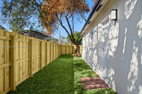 House in Hollywood, Florida 3 bedrooms, 119.84 sq.m. № 2031428 - photo 23