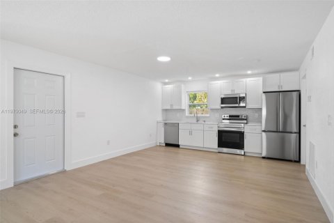 House in Hollywood, Florida 3 bedrooms, 119.84 sq.m. № 2031428 - photo 4