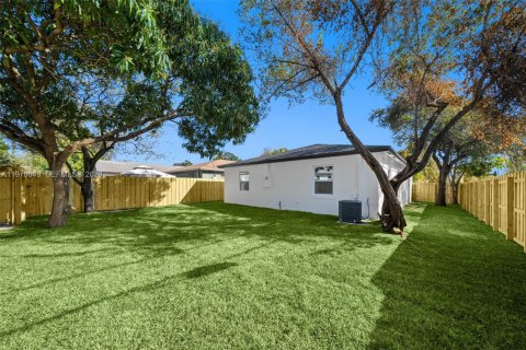 House in Hollywood, Florida 3 bedrooms, 119.84 sq.m. № 2031428 - photo 25