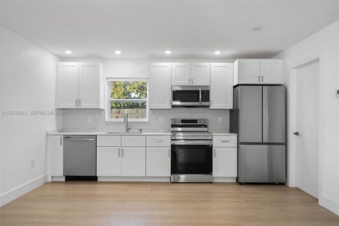 House in Hollywood, Florida 3 bedrooms, 119.84 sq.m. № 2031428 - photo 6