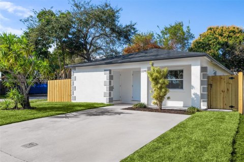 House in Hollywood, Florida 3 bedrooms, 119.84 sq.m. № 2031428