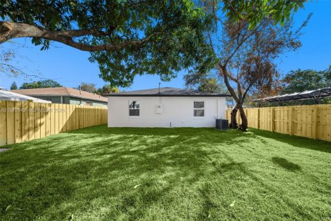 House in Hollywood, Florida 3 bedrooms, 119.84 sq.m. № 2031428 - photo 26