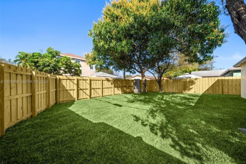 House in Hollywood, Florida 3 bedrooms, 119.84 sq.m. № 2031428 - photo 28