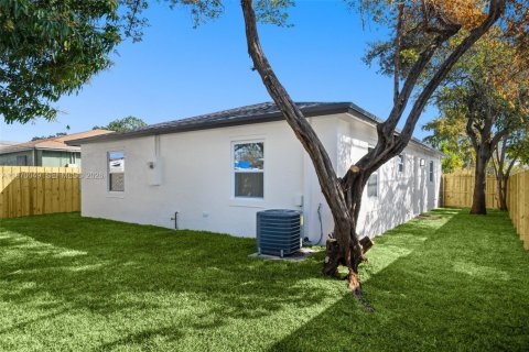 House in Hollywood, Florida 3 bedrooms, 119.84 sq.m. № 2031428 - photo 24