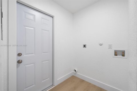 House in Hollywood, Florida 3 bedrooms, 119.84 sq.m. № 2031428 - photo 22