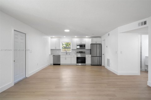 House in Hollywood, Florida 3 bedrooms, 119.84 sq.m. № 2031428 - photo 5