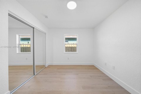 House in Hollywood, Florida 3 bedrooms, 119.84 sq.m. № 2031428 - photo 15