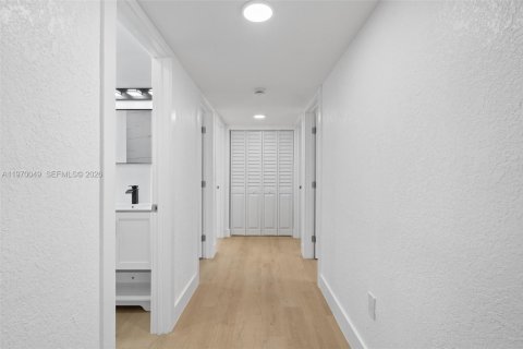 House in Hollywood, Florida 3 bedrooms, 119.84 sq.m. № 2031428 - photo 10