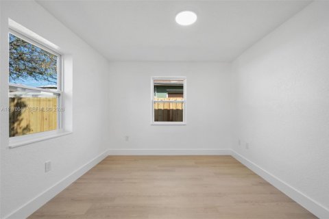 House in Hollywood, Florida 3 bedrooms, 119.84 sq.m. № 2031428 - photo 12