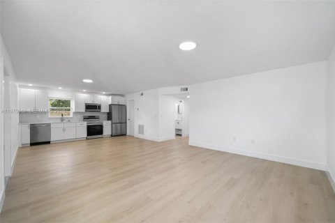 House in Hollywood, Florida 3 bedrooms, 119.84 sq.m. № 2031428 - photo 7