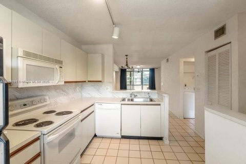 Condo in Tamarac, Florida, 2 bedrooms  № 1697387 - photo 6