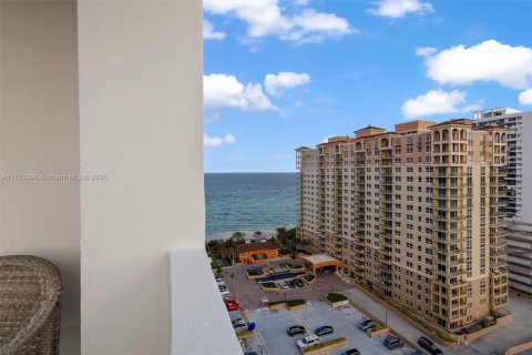 Copropriété à vendre à Hallandale Beach, Floride: 2 chambres, 121.89 m2 № 1862904 - photo 3