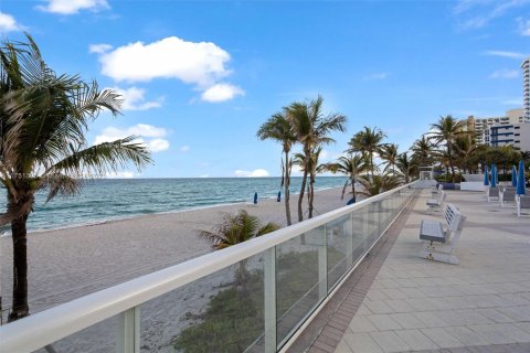 Copropriété à vendre à Hallandale Beach, Floride: 2 chambres, 121.89 m2 № 1862904 - photo 24