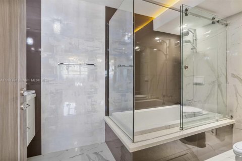 Copropriété à vendre à Hallandale Beach, Floride: 2 chambres, 121.89 m2 № 1862904 - photo 17