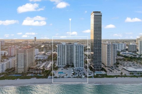 Copropriété à vendre à Hallandale Beach, Floride: 2 chambres, 121.89 m2 № 1862904 - photo 1