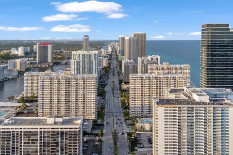 Copropriété à vendre à Hallandale Beach, Floride: 2 chambres, 121.89 m2 № 1862904 - photo 29