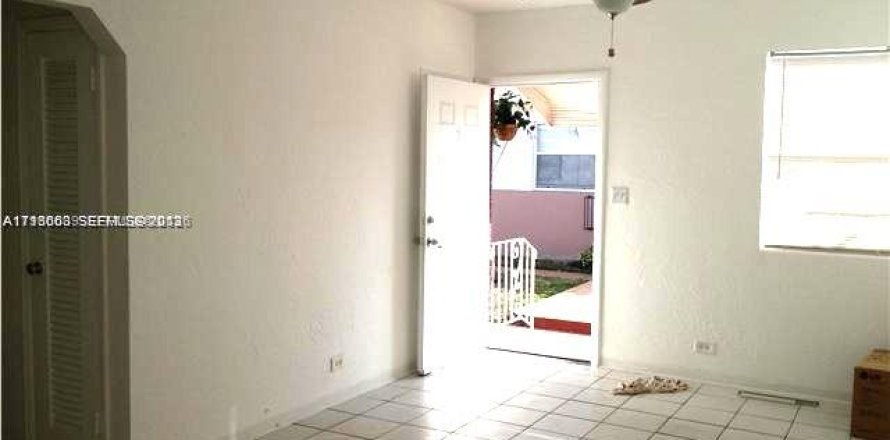 Studio in Hollywood, Florida № 2028283