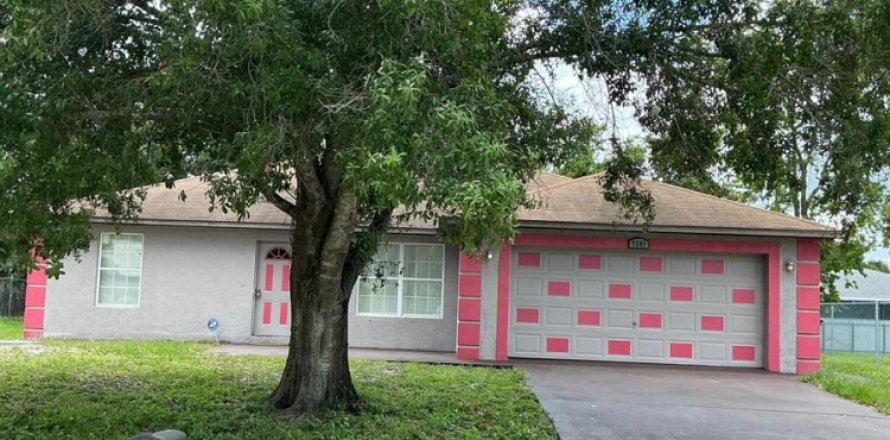 House in Port St. Lucie, Florida 4 bedrooms, 160.54 sq.m. № 2087136