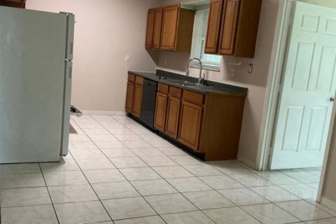 House in Port St. Lucie, Florida 4 bedrooms, 160.54 sq.m. № 2087136 - photo 3
