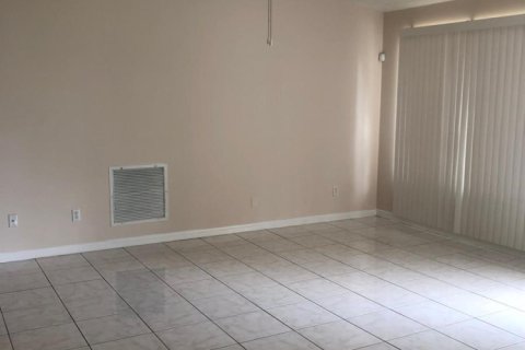 House in Port St. Lucie, Florida 4 bedrooms, 160.54 sq.m. № 2087136 - photo 4