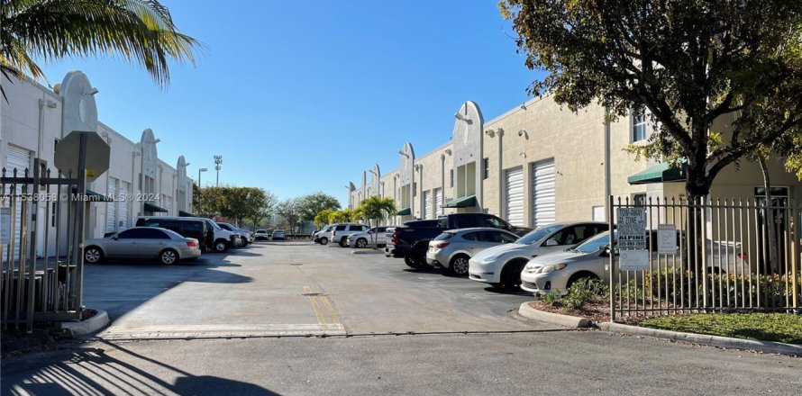 Immobilier commercial à Doral, Floride № 1026104