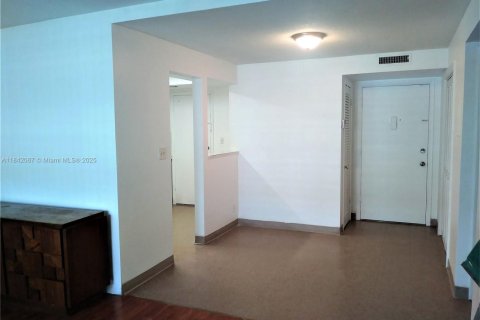 Condo in Miami, Florida, 2 bedrooms № 1840868 - photo 4