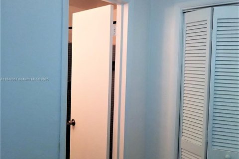 Condo in Miami, Florida, 2 bedrooms № 1840868 - photo 10
