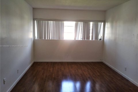 Condo in Miami, Florida, 2 bedrooms № 1840868 - photo 9