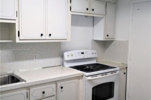 Condo in Miami, Florida, 2 bedrooms № 1840868 - photo 6