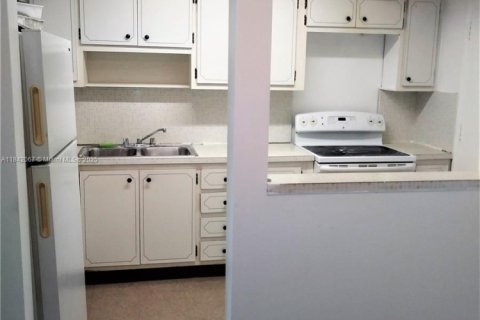 Condo in Miami, Florida, 2 bedrooms № 1840868 - photo 5