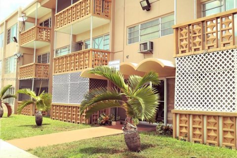 Condo in Miami, Florida, 2 bedrooms № 1840868 - photo 2