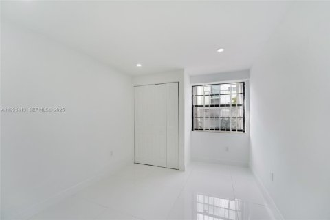 Снять в аренду кондоминиум в Майами, Флорида 2 спальни, 56.48м2, № 1992527 - фото 3