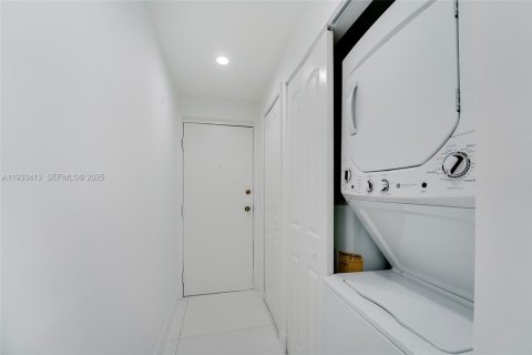 Снять в аренду кондоминиум в Майами, Флорида 2 спальни, 56.48м2, № 1992527 - фото 8