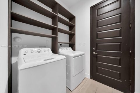 Casa en venta en Miami, Florida, 3 dormitorios, 183.67 m2 № 2009875 - foto 10