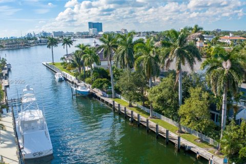 House in Fort Lauderdale, Florida 4 bedrooms, 432 sq.m. № 1990505 - photo 1
