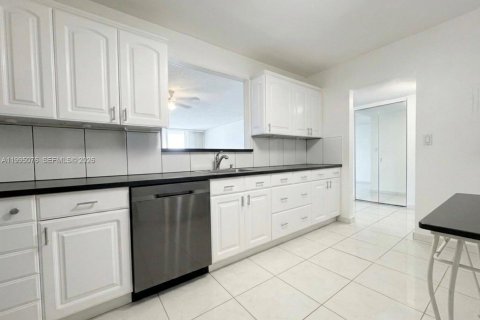 Condo in Hollywood, Florida, 2 bedrooms  № 2062602 - photo 2