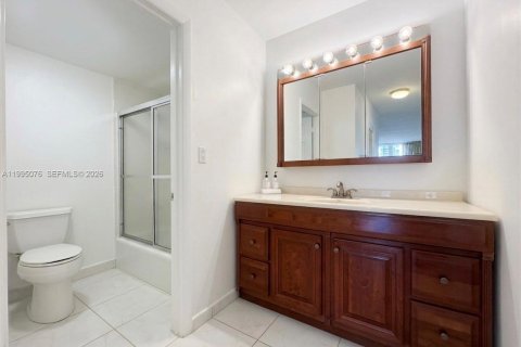 Condo in Hollywood, Florida, 2 bedrooms  № 2062602 - photo 12