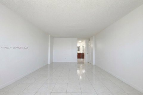 Condo in Hollywood, Florida, 2 bedrooms  № 2062602 - photo 8