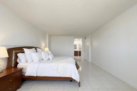 Condo in Hollywood, Florida, 2 bedrooms  № 2062602 - photo 7