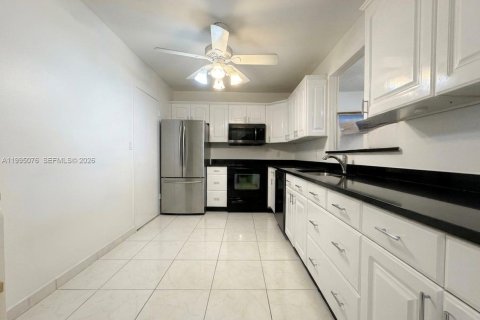 Condo in Hollywood, Florida, 2 bedrooms  № 2062602 - photo 3