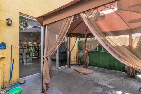 Townhouse in Homestead, Florida 3 bedrooms, 147.16 sq.m. № 2059795 - photo 24