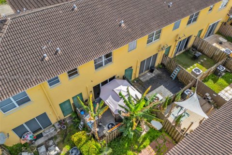 Townhouse in Homestead, Florida 3 bedrooms, 147.16 sq.m. № 2059795 - photo 4