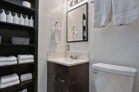 House in Wilton Manors, Florida 5 bedrooms, 164.9 sq.m. № 2083214 - photo 26
