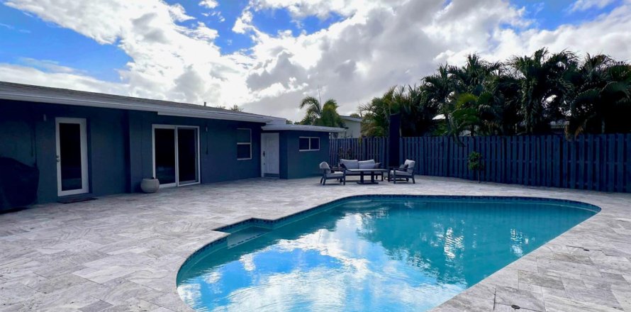 House in Wilton Manors, Florida 5 bedrooms, 164.9 sq.m. № 2083214