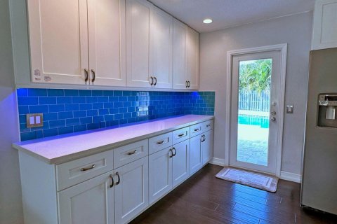 House in Wilton Manors, Florida 5 bedrooms, 164.9 sq.m. № 2083214 - photo 12