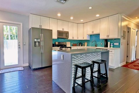 House in Wilton Manors, Florida 5 bedrooms, 164.9 sq.m. № 2083214 - photo 15